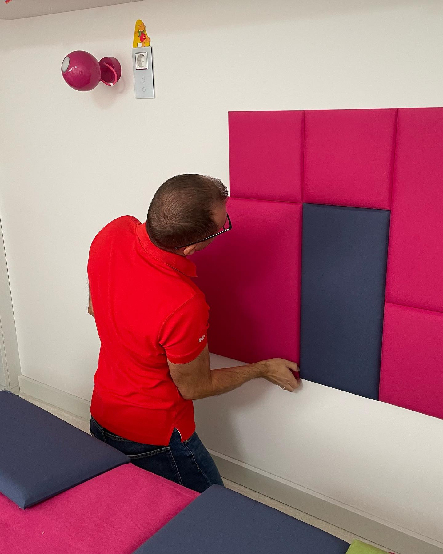 egyszerűen felrakható textil falpanelekből falvédő gyerekszobában