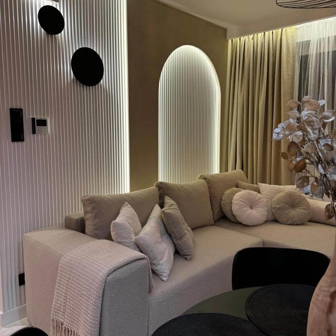 Világos színű lamella falburkolat