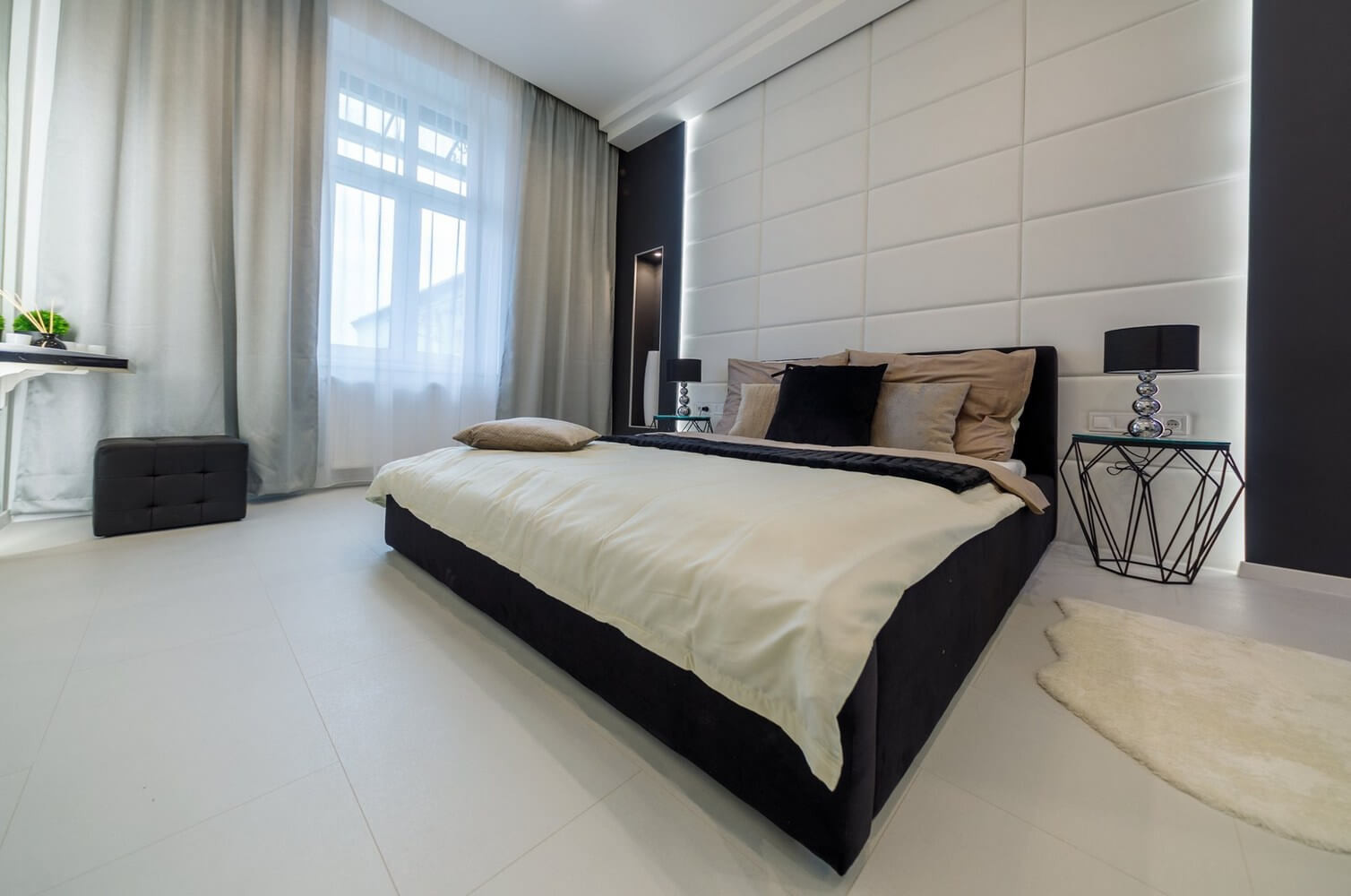 Műbőr falpanel hálószobában fehér színben