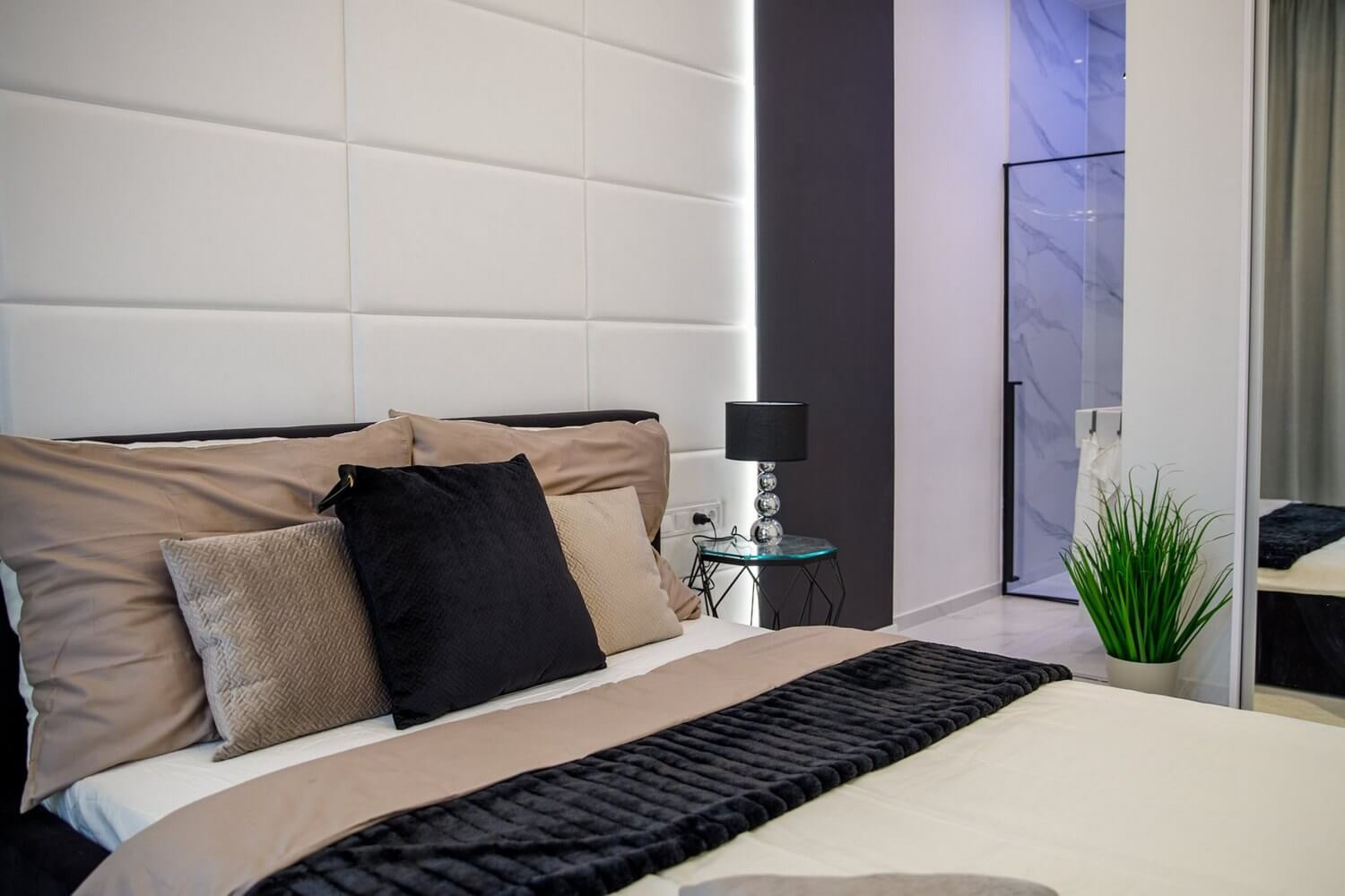 Ágyvég falpanel hálószobában műbőr anyagból