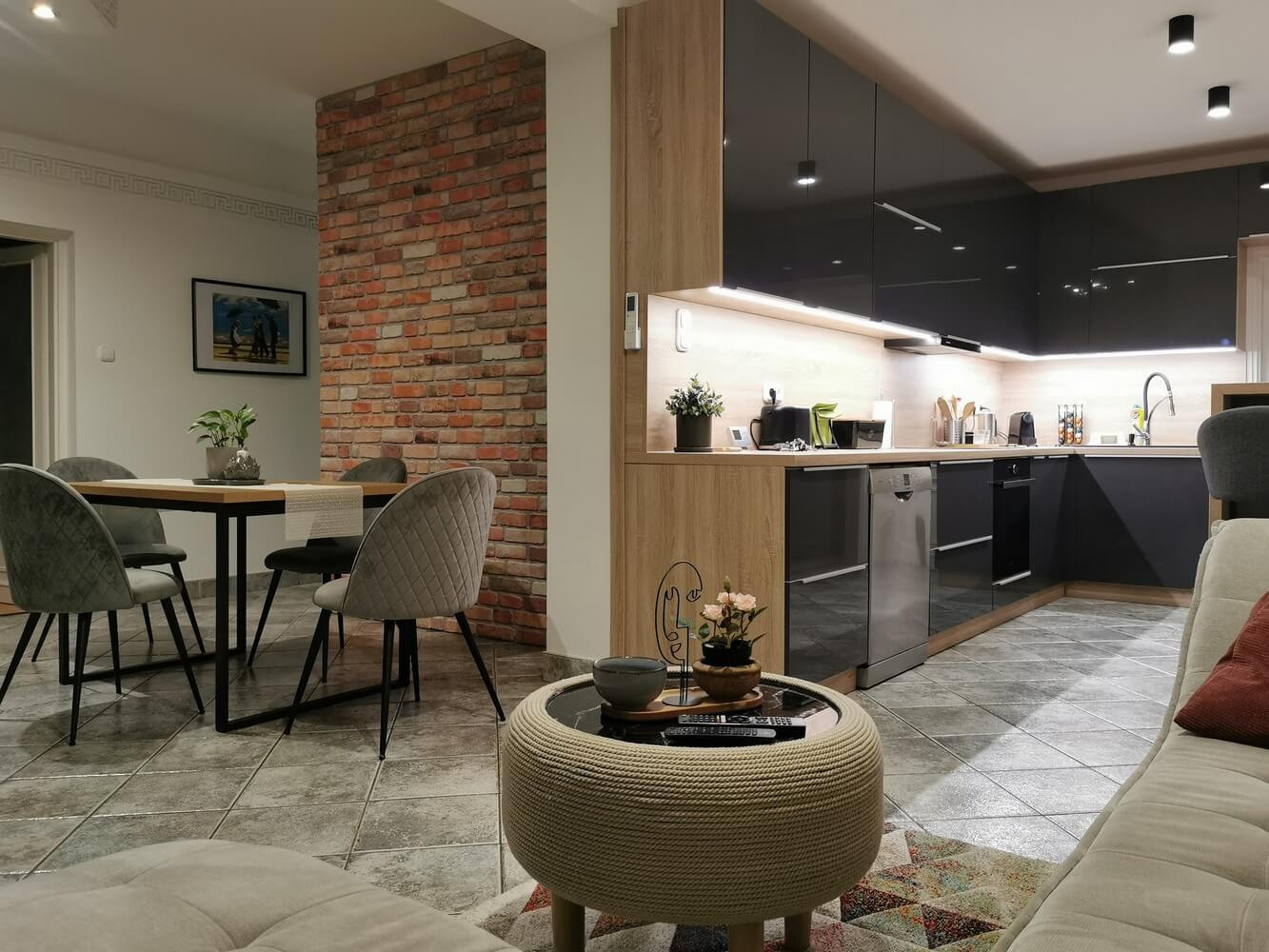 téglamintás falpanelek nappaliban 