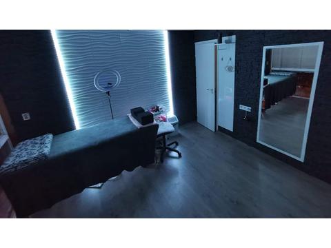 Falpanelek díszítik a budapesti Cat Eyes Lash Studio falát