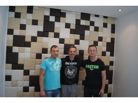 Csordás Tibi énekes, zeneszerző otthonában