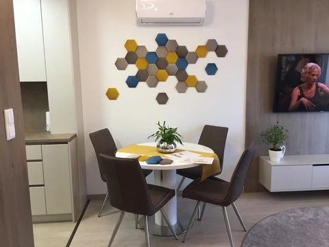 KERMA textilbőr faldekoráció Demeter Adrienn lakberendező tervei alapján