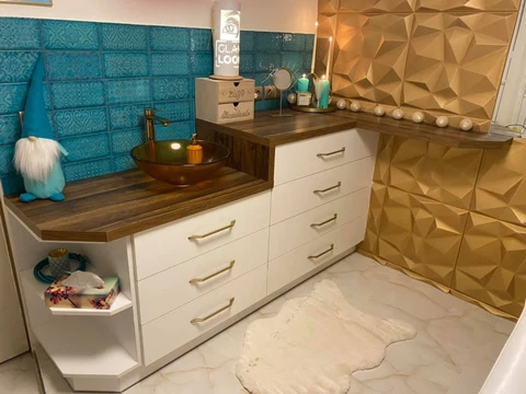 Arany színű polisztirol falpanelek a GlamLook szépségszalonban