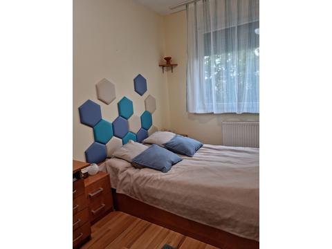 Ágyvég dekoráció hexagon alakú KERMA műbőr falpanelekből