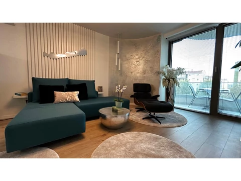 Fehér lamella falpanel a Balaton-parti otthonban Varsányi Brigitta tervei alapján