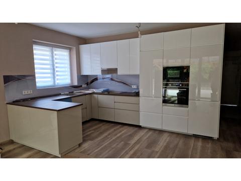 Wallplex konyha falpanel egy modern konyhában