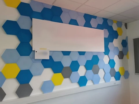 Szivacsos, flockolt falpanelekből kialakított csodás irodai faldekoráció