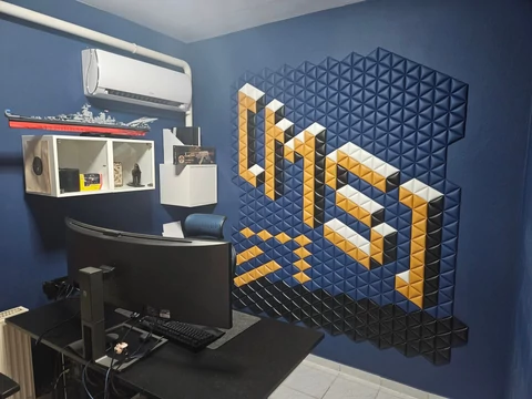 Egyedi háromszögekből kialakított falvédő ügyfelünk elképzelése alapján