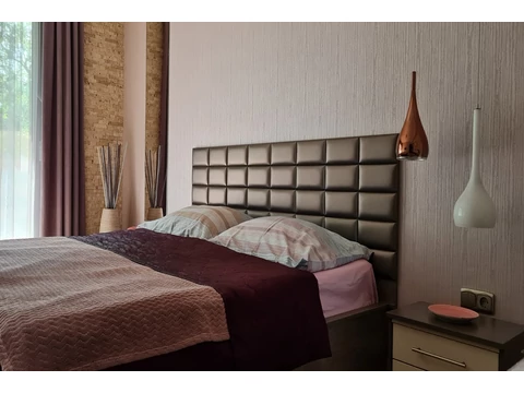 Modern műbőr ágyvég Szalárdi Zsófia tervezése alapján