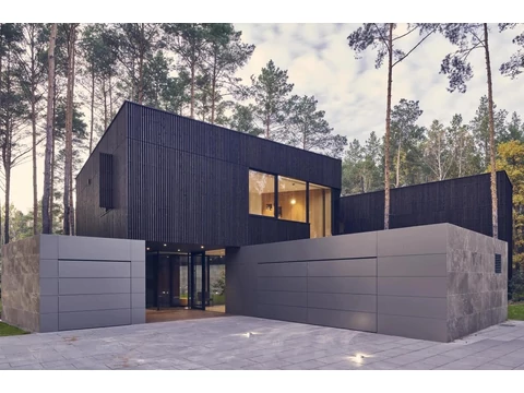 Amikor a tér fellélegzik – miért ilyen vonzó választás az alumínium tolóajtó?