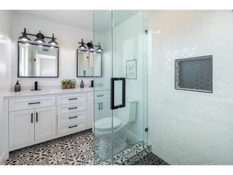 Hogyan tervezzünk funkcionális és stílusos fürdőszobát?