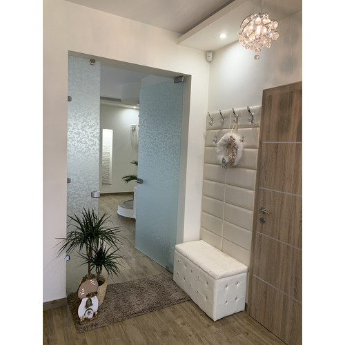 Előszobafal-48 modern műbőr falpanelekből