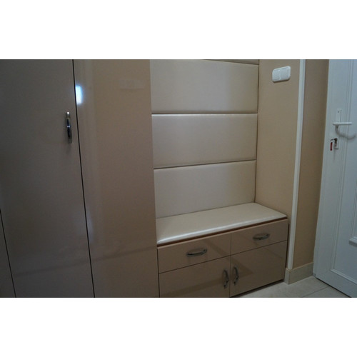 Előszobafal-48 modern műbőr falpanelekből