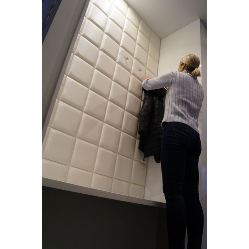 Előszobafal-48 modern műbőr falpanelekből