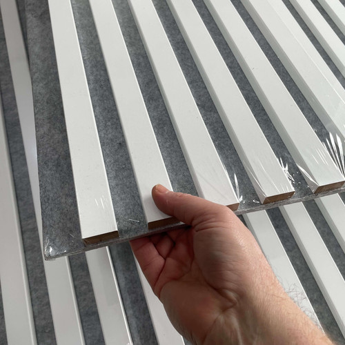 Marbet fehér lamella falburkolat szürke filc alappal 30x270 cm Woodline