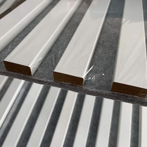Marbet fehér lamella falburkolat szürke filc alappal 30x270 cm Woodline