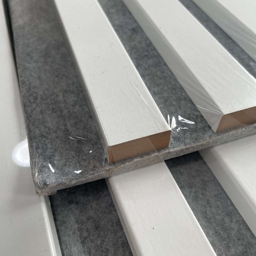 Marbet fehér lamella falburkolat szürke filc alappal 30x270 cm Woodline