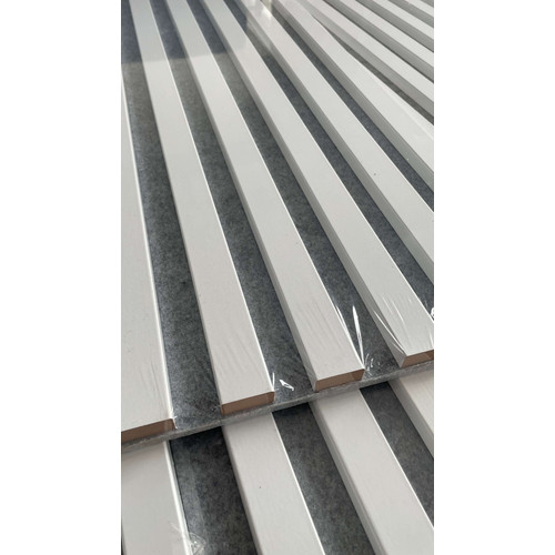 Marbet fehér lamella falburkolat szürke filc alappal 30x270 cm Woodline