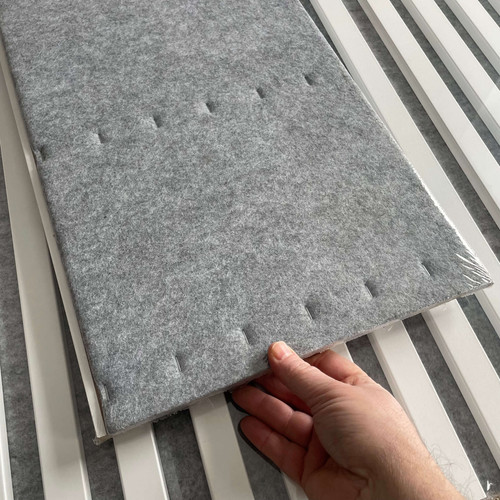 Marbet fehér lamella falburkolat szürke filc alappal 30x270 cm Woodline