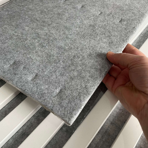 Marbet fehér lamella falburkolat szürke filc alappal 30x270 cm Woodline