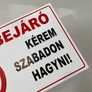 Kép 6/7 - Kapubejáró! Kérem szabadon hagyni, PVC tábla 40x25cm