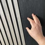 Kép 14/16 - Lamella falpanel,szürke famintás, fekete filc alappal, Prága, 100x280cm L-324