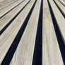 Kép 5/13 - Lamella falpanel, natúr világos tölgy, fekete filc alappal, Róma, 100x280cm
