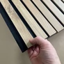 Kép 7/13 - Lamella falpanel, natúr világos tölgy, fekete filc alappal, Róma, 100x280cm