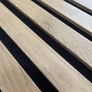 Kép 8/13 - Lamella falpanel, natúr világos tölgy, fekete filc alappal, Róma, 100x280cm