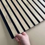 Kép 9/13 - Lamella falpanel, natúr világos tölgy, fekete filc alappal, Róma, 100x280cm