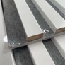 Kép 8/19 - Marbet fehér lamella falburkolat szürke filc alappal 30x270 cm Woodline